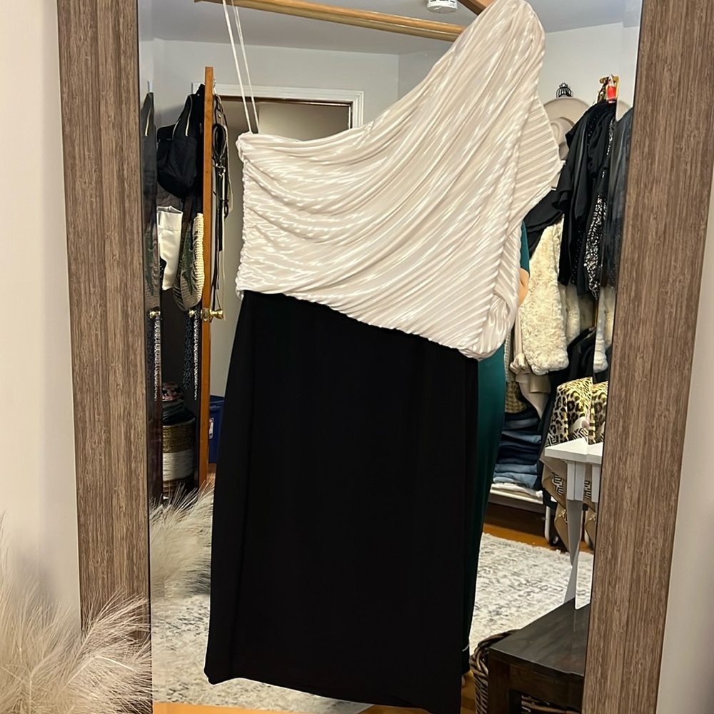 Black and white one shoulder stretchy dress